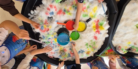 Powiększ grafikę: ,,Czy śnieg musi być biały''?'-eksperymentowanie w grupie Chochlików