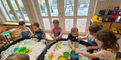 Powiększ grafikę: ,,Czy śnieg musi być biały''?'-eksperymentowanie w grupie Chochlików