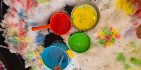 Powiększ grafikę: ,,Czy śnieg musi być biały''?'-eksperymentowanie w grupie Chochlików