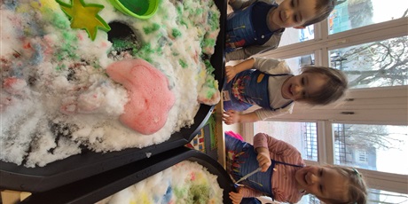 Powiększ grafikę: ,,Czy śnieg musi być biały''?'-eksperymentowanie w grupie Chochlików