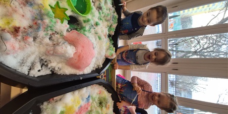 Powiększ grafikę: ,,Czy śnieg musi być biały''?'-eksperymentowanie w grupie Chochlików