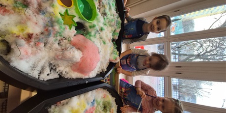 Powiększ grafikę: ,,Czy śnieg musi być biały''?'-eksperymentowanie w grupie Chochlików