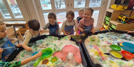 Powiększ grafikę: ,,Czy śnieg musi być biały''?'-eksperymentowanie w grupie Chochlików