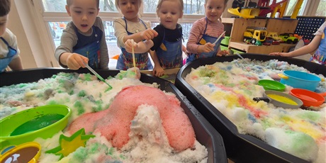 Powiększ grafikę: ,,Czy śnieg musi być biały''?'-eksperymentowanie w grupie Chochlików