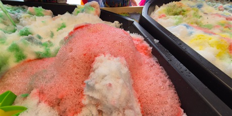 Powiększ grafikę: ,,Czy śnieg musi być biały''?'-eksperymentowanie w grupie Chochlików