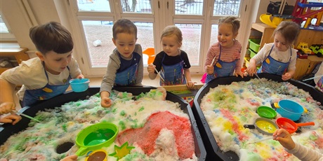 Powiększ grafikę: ,,Czy śnieg musi być biały''?'-eksperymentowanie w grupie Chochlików