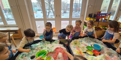 Powiększ grafikę: ,,Czy śnieg musi być biały''?'-eksperymentowanie w grupie Chochlików