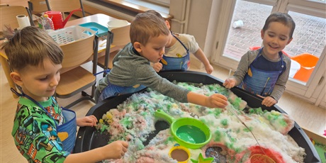 Powiększ grafikę: ,,Czy śnieg musi być biały''?'-eksperymentowanie w grupie Chochlików