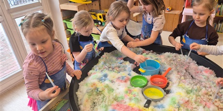 Powiększ grafikę: ,,Czy śnieg musi być biały''?'-eksperymentowanie w grupie Chochlików