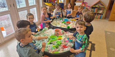 Powiększ grafikę: ,,Czy śnieg musi być biały''?'-eksperymentowanie w grupie Chochlików