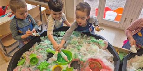 Powiększ grafikę: ,,Czy śnieg musi być biały''?'-eksperymentowanie w grupie Chochlików