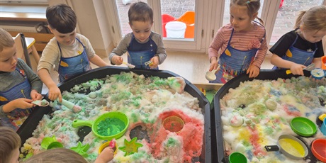 Powiększ grafikę: ,,Czy śnieg musi być biały''?'-eksperymentowanie w grupie Chochlików