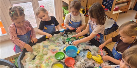 Powiększ grafikę: ,,Czy śnieg musi być biały''?'-eksperymentowanie w grupie Chochlików