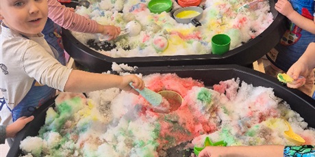 Powiększ grafikę: ,,Czy śnieg musi być biały''?'-eksperymentowanie w grupie Chochlików