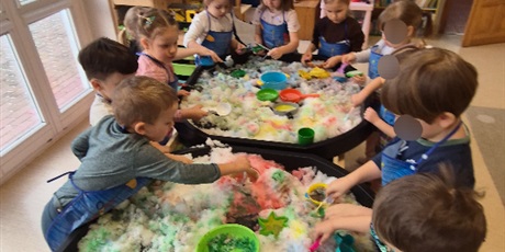 Powiększ grafikę: ,,Czy śnieg musi być biały''?'-eksperymentowanie w grupie Chochlików