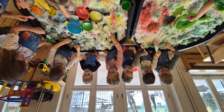 Powiększ grafikę: ,,Czy śnieg musi być biały''?'-eksperymentowanie w grupie Chochlików