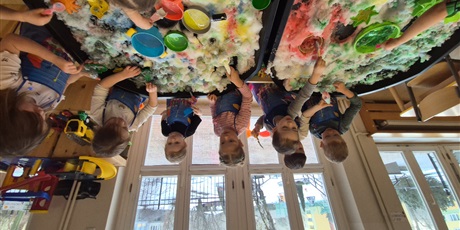 Powiększ grafikę: ,,Czy śnieg musi być biały''?'-eksperymentowanie w grupie Chochlików