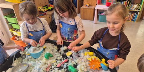 Powiększ grafikę: ,,Czy śnieg musi być biały''?'-eksperymentowanie w grupie Chochlików