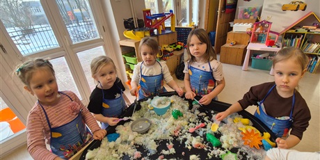 Powiększ grafikę: ,,Czy śnieg musi być biały''?'-eksperymentowanie w grupie Chochlików