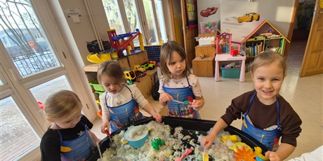 Powiększ grafikę: ,,Czy śnieg musi być biały''?'-eksperymentowanie w grupie Chochlików