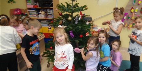 Powiększ grafikę: Dekorowanie choinki