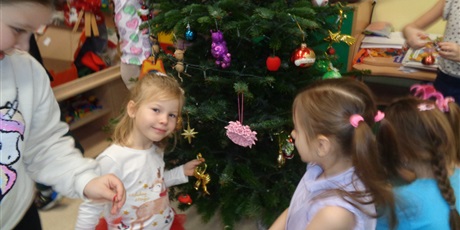 Powiększ grafikę: Dekorowanie choinki