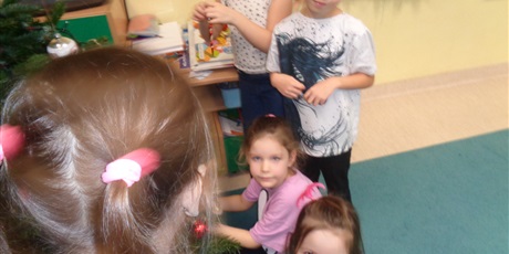 Powiększ grafikę: Dekorowanie choinki