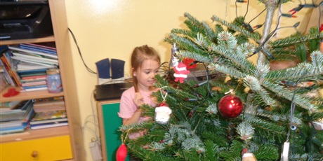 Powiększ grafikę: Dekorowanie choinki