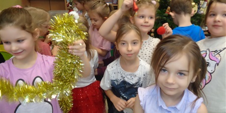 Powiększ grafikę: Dekorowanie choinki