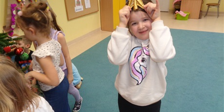 Powiększ grafikę: Dekorowanie choinki