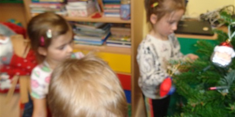 Powiększ grafikę: Dekorowanie choinki