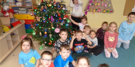 Powiększ grafikę: Dekorowanie choinki