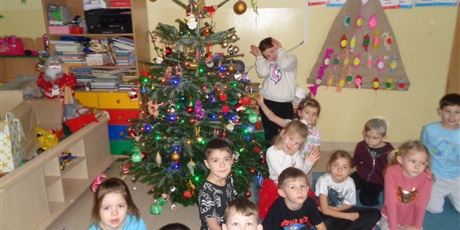 Powiększ grafikę: Dekorowanie choinki