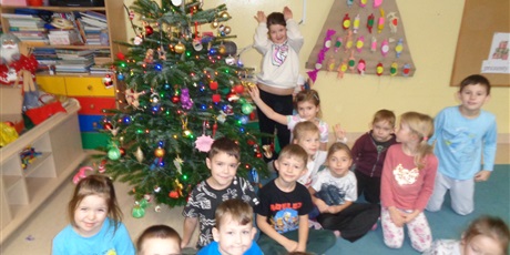 Powiększ grafikę: Dekorowanie choinki