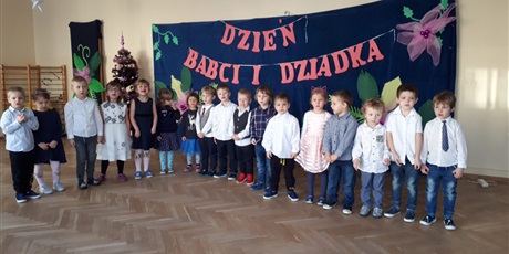 Powiększ grafikę: Dzień Babci i Dziadka w grupie Chochlików