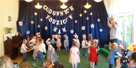 Powiększ grafikę: Dzień Mamy i Taty w Krasnoludkach