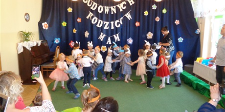 Powiększ grafikę: Dzień Mamy i Taty w Krasnoludkach