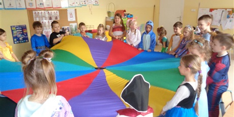 Powiększ grafikę: Dzień postaci z bajek