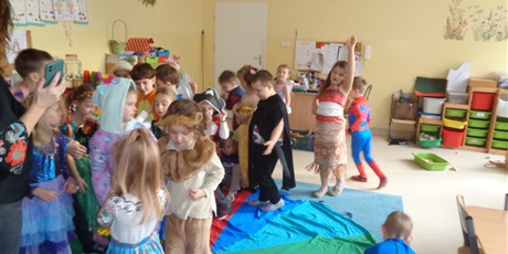 Powiększ grafikę: Dzień postaci z bajek