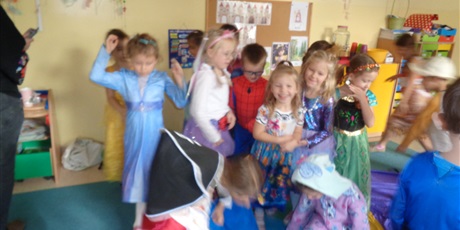 Powiększ grafikę: Dzień postaci z bajek