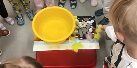 Powiększ grafikę: Eksperymenty - "Co pływa, co tonie"? 