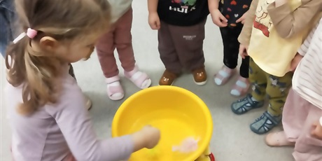 Powiększ grafikę: Eksperymenty - "Co pływa, co tonie"? 