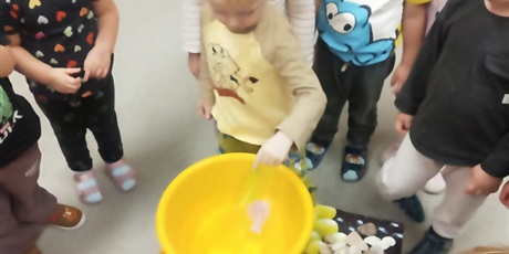 Powiększ grafikę: Eksperymenty - "Co pływa, co tonie"? 