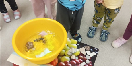 Powiększ grafikę: Eksperymenty - "Co pływa, co tonie"? 