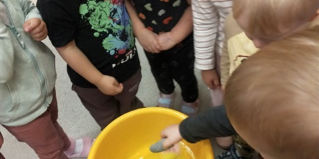 Powiększ grafikę: Eksperymenty - "Co pływa, co tonie"? 