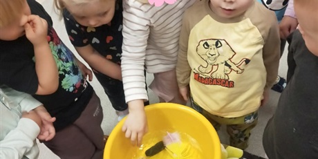 Powiększ grafikę: Eksperymenty - "Co pływa, co tonie"? 