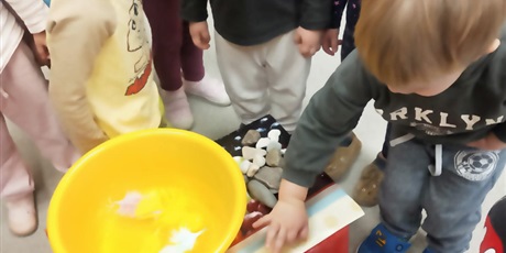 Powiększ grafikę: Eksperymenty - "Co pływa, co tonie"? 