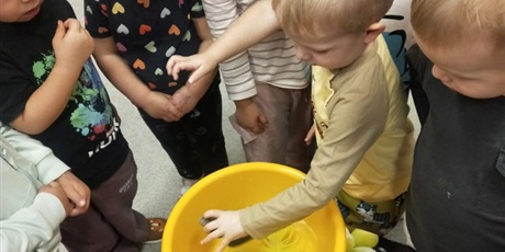 Powiększ grafikę: Eksperymenty - "Co pływa, co tonie"? 