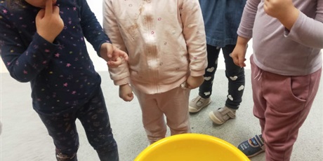 Powiększ grafikę: Eksperymenty - "Co pływa, co tonie"? 