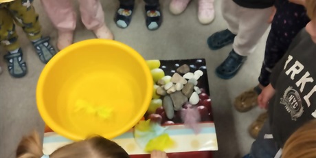 Powiększ grafikę: Eksperymenty - "Co pływa, co tonie"? 